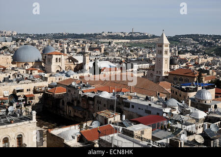 Norden-ostwärts Blick vom Herodian Phasael Turm oben auf der Zitadelle von Jerusalem, bekannt als der Turm von David zeigt die Kuppel der Kirche des Heiligen Grabes (links, grau) und der prominenten Kirche des Erlösers Glockenturms. Die "Kishle" und der Zitadelle Wassergraben am Tower of David Museum von Jerusalem History wurden erst vor kurzem der öffentlichen ermöglicht Erforschung der neuen archäologischen Funde, die Licht auf die Geschichte der Stadt stammt aus der Ära der ersten Tempels im 8. Jahrhundert v. Chr. eröffnet. Stockfoto