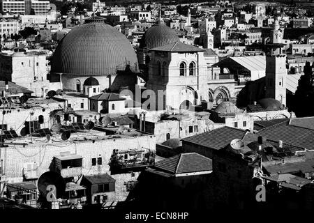 Ein Nord-östlich vom Herodian Phasael Turm oben auf der Zitadelle von Jerusalem, bekannt als der Turm von David angezeigt die Dächer der alten Stadt und die Kuppel der Kirche des Heiligen Grabes (links, grau). Die "Kishle" und der Zitadelle Wassergraben am Tower of David Museum von Jerusalem History wurden erst vor kurzem der öffentlichen ermöglicht Erforschung der neuen archäologischen Funde, die Licht auf die Geschichte der Stadt stammt aus der Ära der ersten Tempels im 8. Jahrhundert v. Chr. eröffnet. Stockfoto