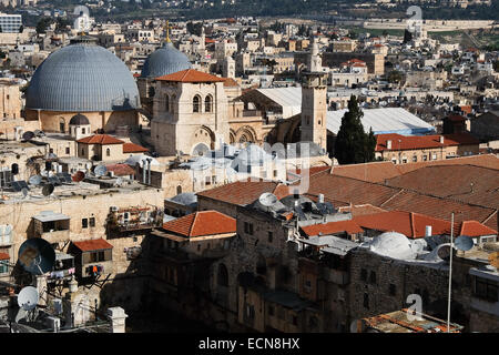 Ein Nord-östlich vom Herodian Phasael Turm oben auf der Zitadelle von Jerusalem, bekannt als der Turm von David angezeigt die Dächer der alten Stadt und die Kuppel der Kirche des Heiligen Grabes (links, grau). Die "Kishle" und der Zitadelle Wassergraben am Tower of David Museum von Jerusalem History wurden erst vor kurzem der öffentlichen ermöglicht Erforschung der neuen archäologischen Funde, die Licht auf die Geschichte der Stadt stammt aus der Ära der ersten Tempels im 8. Jahrhundert v. Chr. eröffnet. Stockfoto