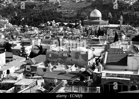 Eine nach Osten aus dem Herodian Phasael Turm oben auf der Zitadelle von Jerusalem, bekannt als der Turm von David angezeigt die Dächer der alten Stadt und die goldene Kuppel des Felsens in der Al Aqsa zusammengesetzte. Die "Kishle" und der Zitadelle Wassergraben am Tower of David Museum von Jerusalem History wurden erst vor kurzem der öffentlichen ermöglicht Erforschung der neuen archäologischen Funde, die Licht auf die Geschichte der Stadt stammt aus der Ära der ersten Tempels im 8. Jahrhundert v. Chr. eröffnet. Stockfoto