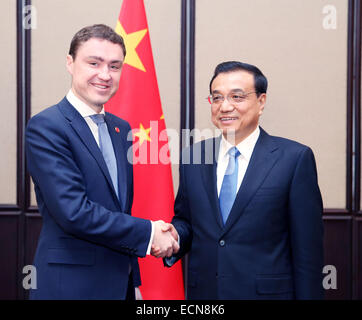 Belgrad, Serbien. 17. Dezember 2014. Chinese Premier Li Keqiang (R) trifft sich mit estnischen Ministerpräsidenten Taavi Roivas in Belgrad, 17. Dezember 2014. Bildnachweis: Yao Dawei/Xinhua/Alamy Live-Nachrichten Stockfoto