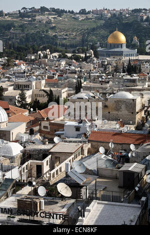 Eine nach Osten aus dem Herodian Phasael Turm oben auf der Zitadelle von Jerusalem, bekannt als der Turm von David angezeigt die Dächer der alten Stadt und die goldene Kuppel des Felsens in der Al Aqsa zusammengesetzte. Die "Kishle" und der Zitadelle Wassergraben am Tower of David Museum von Jerusalem History wurden erst vor kurzem der öffentlichen ermöglicht Erforschung der neuen archäologischen Funde, die Licht auf die Geschichte der Stadt stammt aus der Ära der ersten Tempels im 8. Jahrhundert v. Chr. eröffnet. Stockfoto