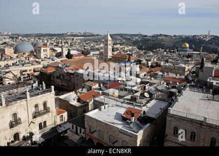 Eine nach Osten angezeigt aus dem Herodian Phasael Turm oben auf der Zitadelle von Jerusalem, bekannt als der Turm Davids, die Kuppel der Kirche des Heiligen Grabes (links, grau), die prominente Kirche des Erlösers Glockenturm (Mitte) und die goldene Kuppel des Felsens in der Al Aqsa-Verbindung (rechts). Die "Kishle" und der Zitadelle Wassergraben am Tower of David Museum von Jerusalem History wurden erst vor kurzem der öffentlichen ermöglicht Erforschung der neuen archäologischen Funde, die Licht auf die Geschichte der Stadt stammt aus der Ära der ersten Tempels im 8. Jahrhundert v. Chr. eröffnet. Stockfoto