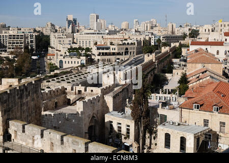 Eine nach Norden angezeigt aus dem Herodian Phasael Turm oben auf die Jerusalem-Zitadelle, bekannt als der Turm von David, die alten Stadtmauer, die diagonal trennt die Altstadt auf der rechten Seite von der neuen Stadt auf der linken Seite. Die "Kishle" und der Zitadelle Wassergraben am Tower of David Museum von Jerusalem History wurden erst vor kurzem der öffentlichen ermöglicht Erforschung der neuen archäologischen Funde, die Licht auf die Geschichte der Stadt stammt aus der Ära der ersten Tempels im 8. Jahrhundert v. Chr. eröffnet. Stockfoto