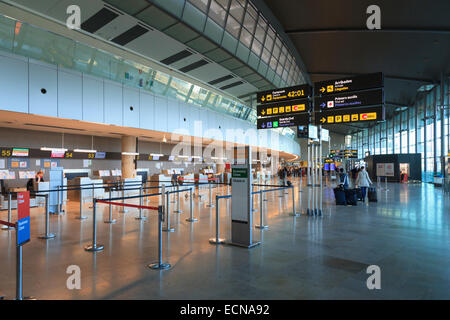 Leere Check-in-Bereich am Flughafen Valencia Stockfoto