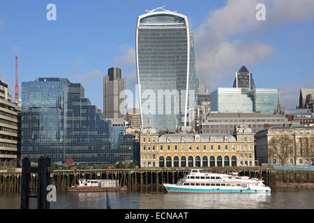 Neubau am 20 Fenchurch Street bekannt als das Walkie-Talkie. Entworfen von Rafael Vinoly und berühmt für die Fokussierung der Sonnenstrahlen Stockfoto