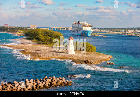 NASSAU, BAHAMAS: Malerische Aussicht auf den Leuchtturm, cruise Port und Resort auf den Bahamas. Stockfoto