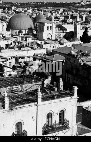 Ein nach Osten Blick aus dem Herodian Phasael Tower auf der Zitadelle von Jerusalem, bekannt als der Turm von David zeigt Dächer der alten Stadt und die Kuppel der Kirche des Heiligen Grabes (links, grau). Die "Kishle" und der Zitadelle Wassergraben am Tower of David Museum von Jerusalem History wurden erst vor kurzem der öffentlichen ermöglicht Erforschung der neuen archäologischen Funde, die Licht auf die Geschichte der Stadt stammt aus der Ära der ersten Tempels im 8. Jahrhundert v. Chr. eröffnet. Stockfoto