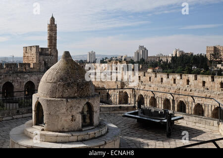 Der frühen islamischen Zeit (638-1099 CE) hat Rundturm auf der Zitadelle von Jerusalem, bekannt als der Turm von David sich in vielerlei Hinsicht ein Symbol von Jerusalem. Die "Kishle" und der Zitadelle Wassergraben am Tower of David Museum von Jerusalem History wurden erst vor kurzem der öffentlichen ermöglicht Erforschung der neuen archäologischen Funde, die Licht auf die Geschichte der Stadt stammt aus der Ära der ersten Tempels im 8. Jahrhundert v. Chr. eröffnet. Stockfoto