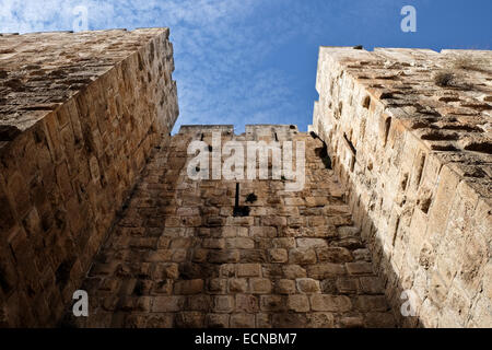 Ein Blick nach oben von den Burgmauern aus innerhalb der umgebenden Wassergraben. Die "Kishle" und der Zitadelle Wassergraben am Tower of David Museum von Jerusalem History wurden erst vor kurzem der öffentlichen ermöglicht Erforschung der neuen archäologischen Funde, die Licht auf die Geschichte der Stadt stammt aus der Ära der ersten Tempels im 8. Jahrhundert v. Chr. eröffnet. Stockfoto