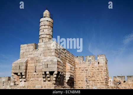 Der frühen islamischen Zeit (638-1099 CE) hat Rundturm auf der Zitadelle von Jerusalem, bekannt als der Turm von David sich in vielerlei Hinsicht ein Symbol von Jerusalem. Die "Kishle" und der Zitadelle Wassergraben am Tower of David Museum von Jerusalem History wurden erst vor kurzem der öffentlichen ermöglicht Erforschung der neuen archäologischen Funde, die Licht auf die Geschichte der Stadt stammt aus der Ära der ersten Tempels im 8. Jahrhundert v. Chr. eröffnet. Stockfoto