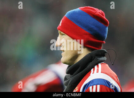 München, Bayern, Deutschland. 16. Dezember 2014. Münchens Bastian Schweinsteiger trägt eine Mütze. München gewinnt das Bundesliga-Fußballspiel zwischen FC Bayern München gegen den SC Freiburg 2: 0 in München, Bayern, Deutschland, 16. Dezember 2014. Foto: WOLFRAM KASTL/Dpa (Achtung: aufgrund der Akkreditierungsrichtlinien die DFL nur erlaubt die Veröffentlichung und Nutzung von bis zu 15 Bilder pro Spiel im Internet und in Online-Medien während des Spiels.) Bildnachweis: Dpa/Alamy Live-Nachrichten Stockfoto