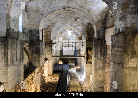 Archäologische Ausgrabungen in der "Kishle" Gebäude südlich der Turm Davids, haben Schicht nach Schicht von wichtigen historischen Erkenntnisse ergeben. Die oberste Schicht wurde von Ibrahim Pascha, der ägyptischen Herrscher zur Zeit in den 1830er Jahren erbaut und diente als eine militärische Verbindung unter Ottomanrichtlinie und das britische Mandat. Die "Kishle" und der Zitadelle Wassergraben am Tower of David Museum von Jerusalem History wurden erst vor kurzem der öffentlichen ermöglicht Erforschung der neuen archäologischen Funde, die Licht auf die Geschichte der Stadt stammt aus der Ära des ersten Tempels im 8. Jahrhundert eröffnet Stockfoto