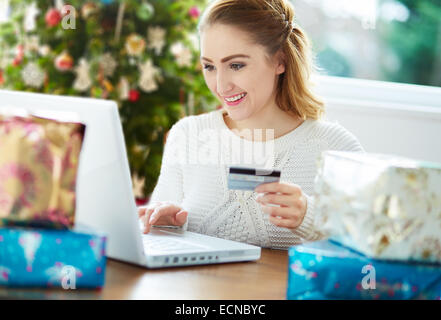 Frau zu Weihnachten Online-shopping Stockfoto