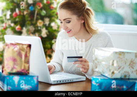 Frau zu Weihnachten Online-shopping Stockfoto