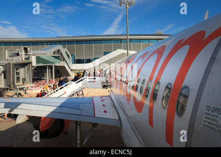 Passagiere, die beim Treppensteigen vorderen Flugzeuge an Bord eines Easyjet-Flugzeugs Stockfoto