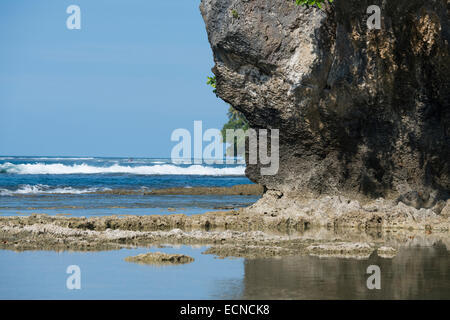 Melanesien, Papua-Neu-Guinea. Dorf von Vanimo. Küsten Blick auf Vanimo mit flachen exponierten Korallen. Stockfoto