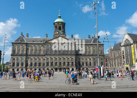 AMSTERDAM, AUGUST 4: der königliche Palast - Koninklijk Paleis Amsterdam - auf dem Dam-Platz am 4. August 2014 in Amsterdam Stockfoto