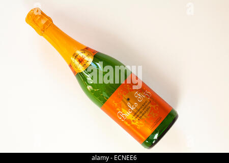 Flasche Sekt Bucks Fizz Cocktail eine erfrischende Mischung aus Sekt und Orangensaft fachmännisch Blended von Marks & Spencer Stockfoto