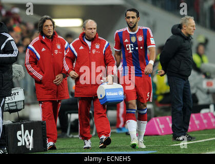 München, Bayern, Deutschland. 16. Dezember 2014. Münchens Mehdi Benatia (2. v. R) und Mannschaftsarzt Hans-Wilhelm Müller-Wohlfahrt (L) zu Fuß entlang dem Gebiet während der Bundesliga-Fußballspiel zwischen FC Bayern München gegen den SC Freiburg in München, Bayern, Deutschland, 16. Dezember 2014. FC Bayern München gewann das Spiel 2: 0. Foto: TOBIAS HASE/Dpa (Achtung: aufgrund der Akkreditierungsrichtlinien die DFL nur erlaubt die Veröffentlichung und Nutzung von bis zu 15 Bilder pro Spiel im Internet und in Online-Medien während des Spiels) Credit: Dpa/Alamy Live-Nachrichten Stockfoto