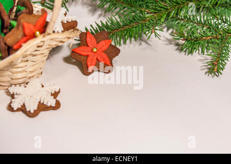 Korb mit Lebkuchen, Fichte Ast, isoliert auf weiss Stockfoto
