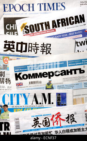 Kostenlose ausländische Zeitungen in London (Dezember 2014) erhältlich Stockfoto