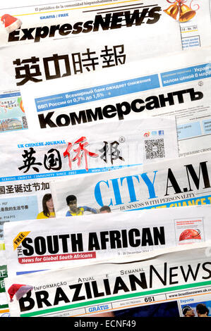 Kostenlose ausländische Zeitungen in London (Dezember 2014) erhältlich Stockfoto