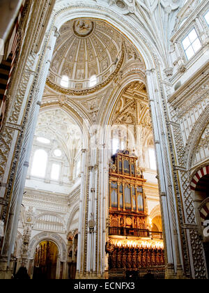 Gang, Kirchenschiff und Orgel in der Moschee-Kathedrale Mezquita de Córdoba. Andalusien, Spanien. Stockfoto