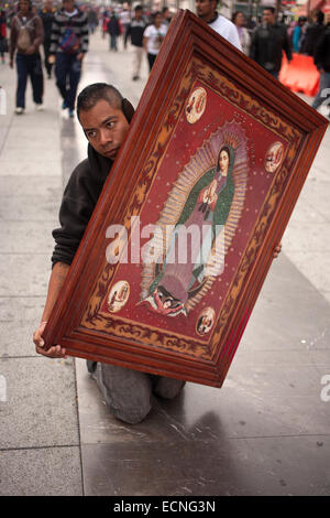 Ein Pilger geht auf die Knie tragen ein Bild der Jungfrau von Guadalupe während der Wallfahrt, die Basilika von Guadalupe Our Stockfoto