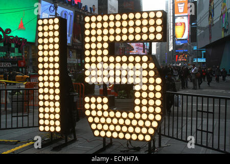 New York, USA. 16. Dezember 2014. Die Zahlen "1" und "5", bestehend aus Glühbirnen, steht auf dem Display am Times Square in New York, USA, 16. Dezember 2014. Die Stadt New York bereitet sich auf die traditionelle Silvester-Party am Times Square unterzubringen. Foto: Christina Horsten/Dpa/Alamy Live News Stockfoto