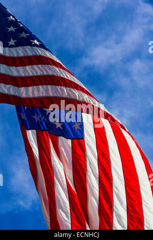 Nahaufnahme des Teils der amerikanischen Flagge gegen blauen Himmel Stockfoto