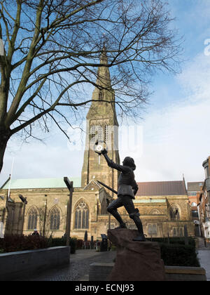 Die Statue von König Richard III von James Walter Butler RA zog nun näher an Leicester Kathedrale in Bereitschaft für seine Beerdigung Stockfoto