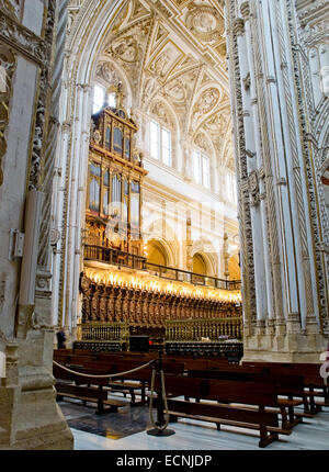 Gang, Kirchenschiff und Orgel in der Moschee-Kathedrale Mezquita de Córdoba. Andalusien, Spanien. Stockfoto