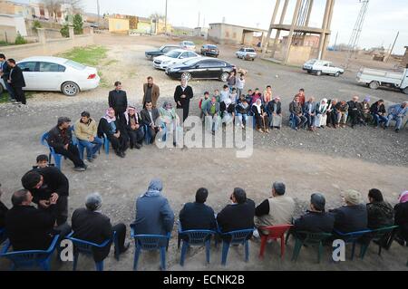 Suruc, Türkei. 17. Dezember 2014. Die Familie von Herrn Hermi sind mehr als Trauer durch seinen Tod kommen. Die kurdische Gemeinschaft und Familie trauern um den Tod von Hermi Ali ein 50 Jahre Alter YPG-Kämpfer, der gestern gestorben. Herr Hermi war im Krankenhaus für 18 Tage vor seinem von einem tödlichen Bombenanschlag nahe der Grenze der Türkei Tod während des Kampfes in Kobane Syrien am 29. November. Eine traditionelle kurdische Zeremonie namens Hewari wurde in Akweran nahe der Grenze statt, wo die Gemeinschaft zusammensitzen und zollen der Familie. Bildnachweis: Gail Orenstein/ZUMA Draht/Alamy Live-Nachrichten Stockfoto