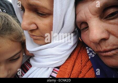 Suruc, Türkei. 17. Dezember 2014. Die Familie von Herrn Hermi sind mehr als Trauer durch seinen Tod kommen. Die kurdische Gemeinschaft und Familie trauern um den Tod von Hermi Ali ein 50 Jahre Alter YPG-Kämpfer, der gestern gestorben. Herr Hermi war im Krankenhaus für 18 Tage vor seinem von einem tödlichen Bombenanschlag nahe der Grenze der Türkei Tod während des Kampfes in Kobane Syrien am 29. November. Eine traditionelle kurdische Zeremonie namens Hewari wurde in Akweran nahe der Grenze statt, wo die Gemeinschaft zusammensitzen und zollen der Familie. Bildnachweis: Gail Orenstein/ZUMA Draht/Alamy Live-Nachrichten Stockfoto
