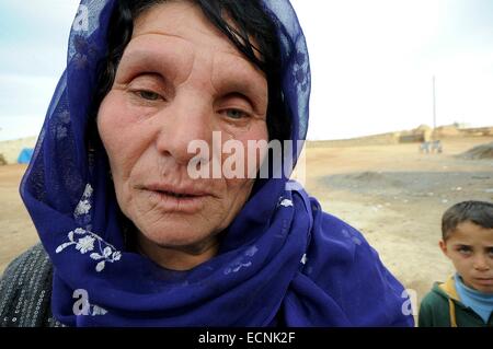 Suruc, Türkei. 17. Dezember 2014. Die Familie von Herrn Hermi sind mehr als Trauer durch seinen Tod kommen. Die kurdische Gemeinschaft und Familie trauern um den Tod von Hermi Ali ein 50 Jahre Alter YPG-Kämpfer, der gestern gestorben. Herr Hermi war im Krankenhaus für 18 Tage vor seinem von einem tödlichen Bombenanschlag nahe der Grenze der Türkei Tod während des Kampfes in Kobane Syrien am 29. November. Eine traditionelle kurdische Zeremonie namens Hewari wurde in Akweran nahe der Grenze statt, wo die Gemeinschaft zusammensitzen und zollen der Familie. Bildnachweis: Gail Orenstein/ZUMA Draht/Alamy Live-Nachrichten Stockfoto