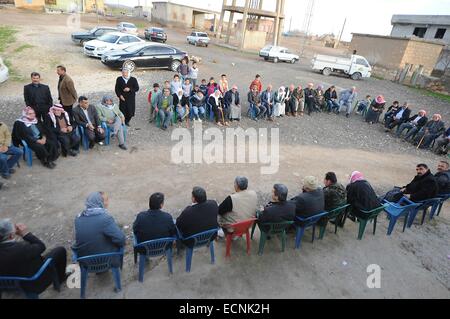 Suruc, Türkei. 17. Dezember 2014. Die Familie von Herrn Hermi sind mehr als Trauer durch seinen Tod kommen. Die kurdische Gemeinschaft und Familie trauern um den Tod von Hermi Ali ein 50 Jahre Alter YPG-Kämpfer, der gestern gestorben. Herr Hermi war im Krankenhaus für 18 Tage vor seinem von einem tödlichen Bombenanschlag nahe der Grenze der Türkei Tod während des Kampfes in Kobane Syrien am 29. November. Eine traditionelle kurdische Zeremonie namens Hewari wurde in Akweran nahe der Grenze statt, wo die Gemeinschaft zusammensitzen und zollen der Familie. Bildnachweis: Gail Orenstein/ZUMA Draht/Alamy Live-Nachrichten Stockfoto