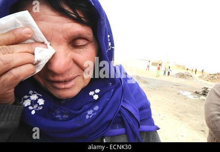 Suruc, Türkei. 17. Dezember 2014. Die Familie von Herrn Hermi sind mehr als Trauer durch seinen Tod kommen. Die kurdische Gemeinschaft und Familie trauern um den Tod von Hermi Ali ein 50 Jahre Alter YPG-Kämpfer, der gestern gestorben. Herr Hermi war im Krankenhaus für 18 Tage vor seinem von einem tödlichen Bombenanschlag nahe der Grenze der Türkei Tod während des Kampfes in Kobane Syrien am 29. November. Eine traditionelle kurdische Zeremonie namens Hewari wurde in Akweran nahe der Grenze statt, wo die Gemeinschaft zusammensitzen und zollen der Familie. Bildnachweis: Gail Orenstein/ZUMA Draht/Alamy Live-Nachrichten Stockfoto
