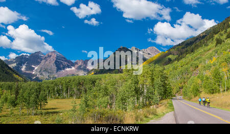 Biker auf Maroon Creek Road im Bereich Maroon Bells von Aspen in den Rocky Mountains in Colorado Stockfoto