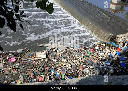 Bild von Müll im Bishnumati Fluss, Thamel-Bezirk, Stadt Kathmandu, Nepal, Asien. Stockfoto