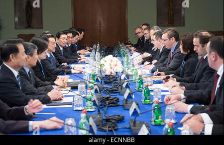 Belgrad, Serbien. 17. Dezember 2014. Der chinesische Ministerpräsident Li Keqiang (4 L) und serbische Premierminister Aleksandar Vucic (4. R) Gespräche in Belgrad, 17. Dezember 2014. Bildnachweis: Huang Jingwen/Xinhua/Alamy Live-Nachrichten Stockfoto