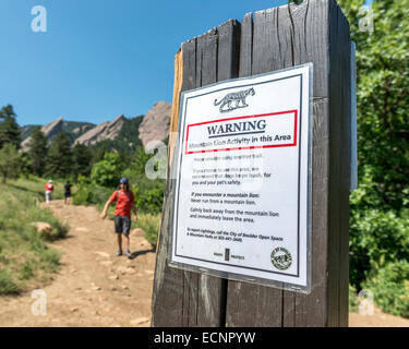 Warnschild für Berglöwen. Chautauqua Park. Boulder. Colorado. USA Stockfoto