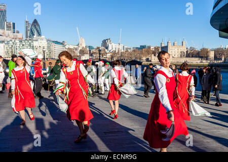 Die Dacre weiblich Morris Tänzer außen City Hall, London, England Stockfoto