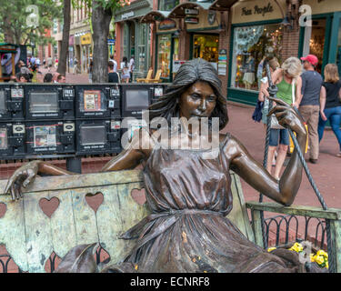 Eine Bronze-Skulptur an der Pearl Street. Die Innenstadt von Boulder. Colorado. USA Stockfoto