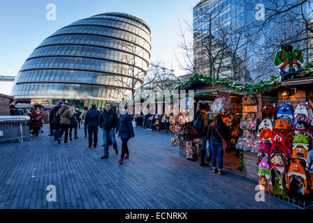 Die jährlichen Weihnachten Markt außen City Hall, London, England Stockfoto