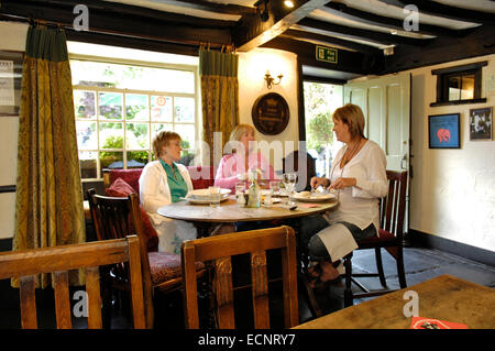 Essen in der Bar The Masons Arms, Cumbria, UK Stockfoto