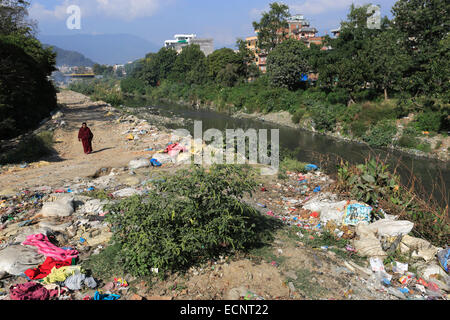 Bild von Müll im Bishnumati Fluss, Thamel-Bezirk, Stadt Kathmandu, Nepal, Asien. Stockfoto