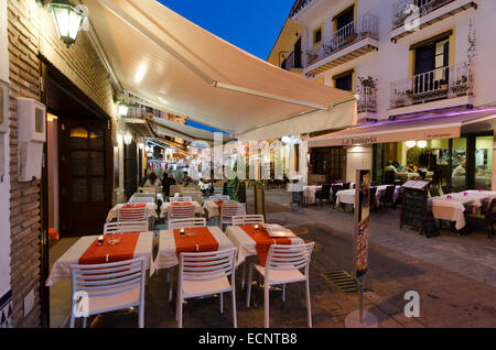 NERJA, MALAGA, Spanien - 18. April 2013: Menschen flanieren bei Sonnenuntergang entlang der Fußgängerzone von Unterhaltungsmöglichkeiten in voll Stockfoto