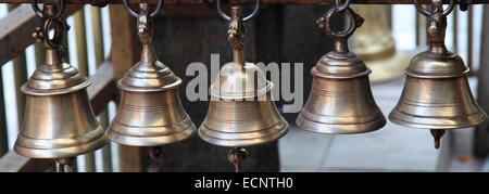 Gebet-Glocken, Khatesimbhu Stupa, Nagha Bahal, buddhistische Stupa und Gebetsfahnen, Thamel-Bezirk, Stadt Kathmandu, Nepal, Asien. Stockfoto