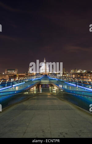 St. Pauls Cathedral in London in der Nacht über die Millennium Bridge aus gesehen Stockfoto